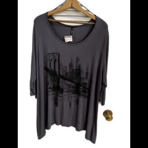 Edista Women’s Scoop Neck Top With City Scene . Size 2X, New With Tag